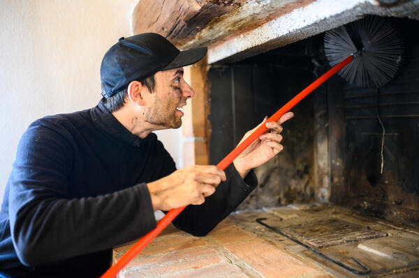 Kamin mit Rundbürste kehren Kamin mit Rundbürste kehren