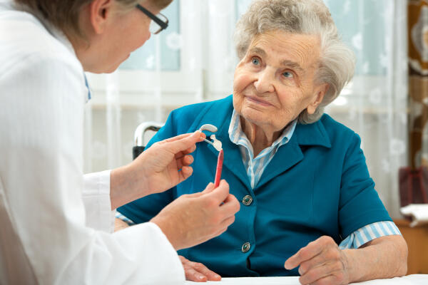 Seniorin mit Hörgerät Seniorin mit Hörgerät