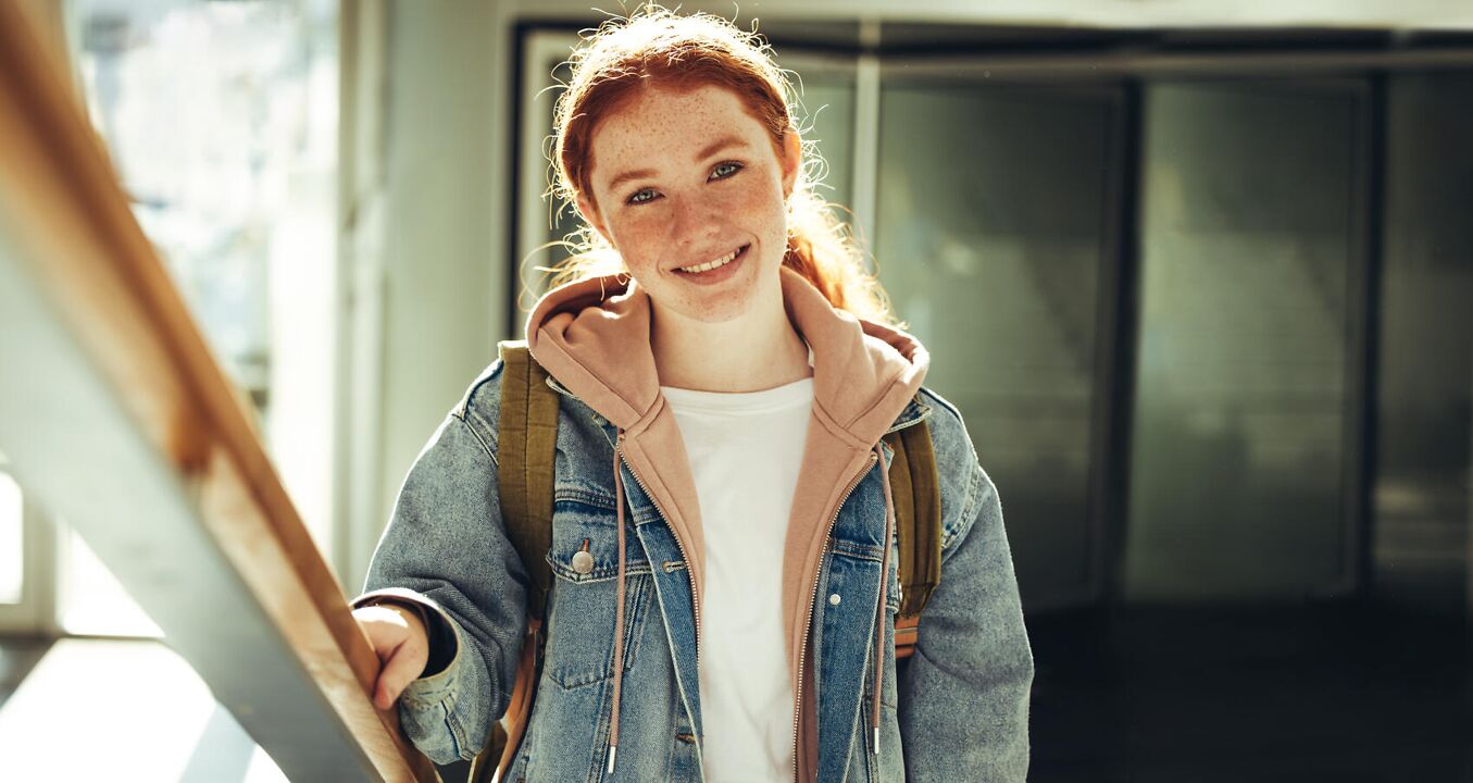 Berufe mit Zukunft – Schuelerin auf Treppe laechelt