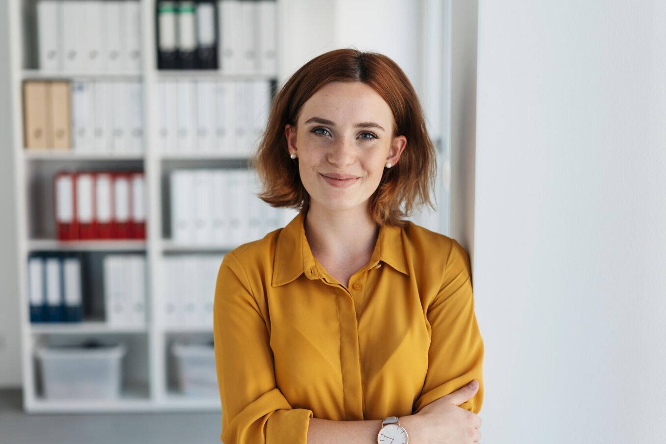 Junge Frau auf Bewerbungsfoto laechelt