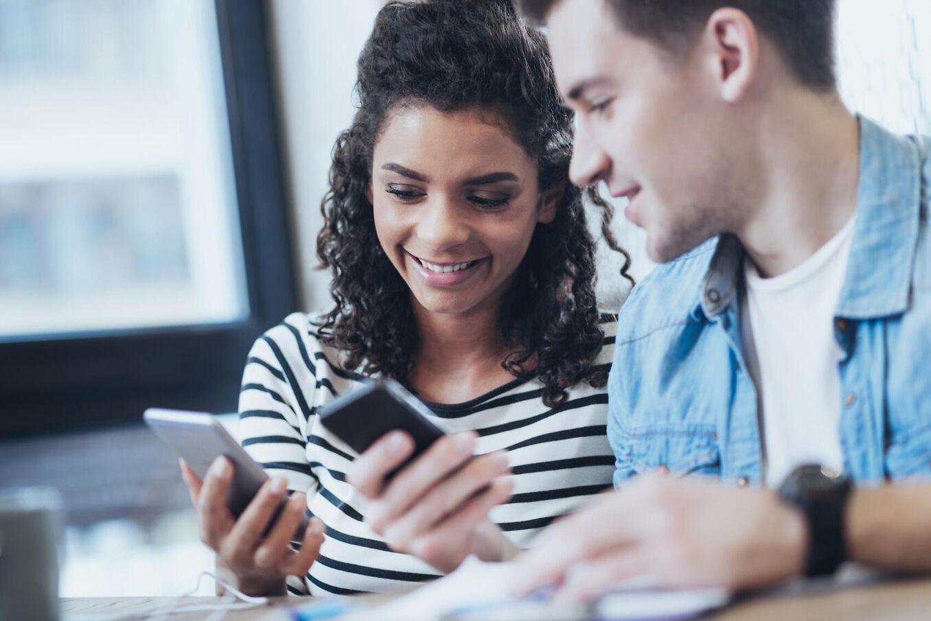 Jugendliche machen Berufswahltest mit Eignungs-Check am Smartphone