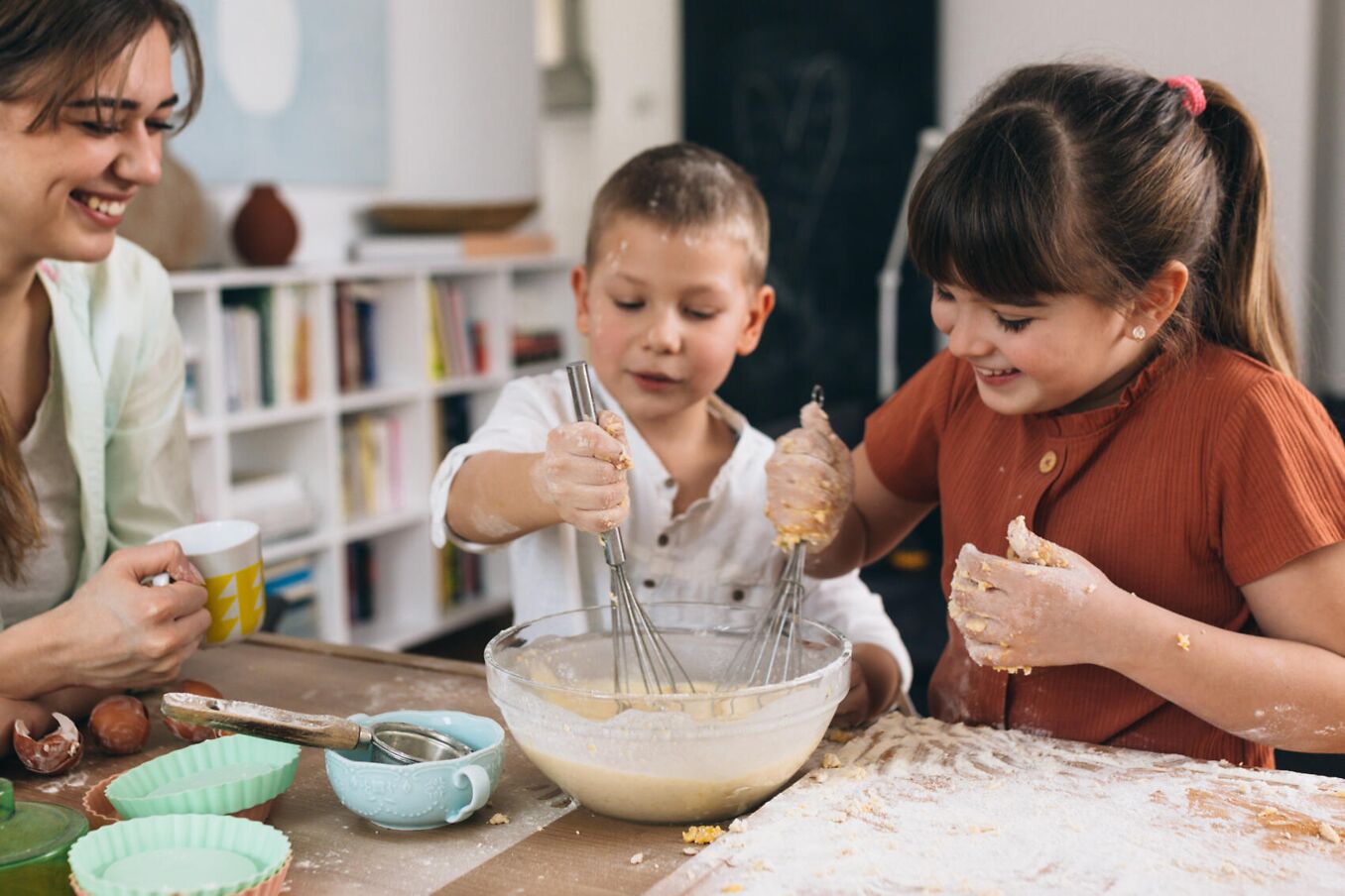 Berufe mit Kindern – Erzieherin baeckt mit Kindern