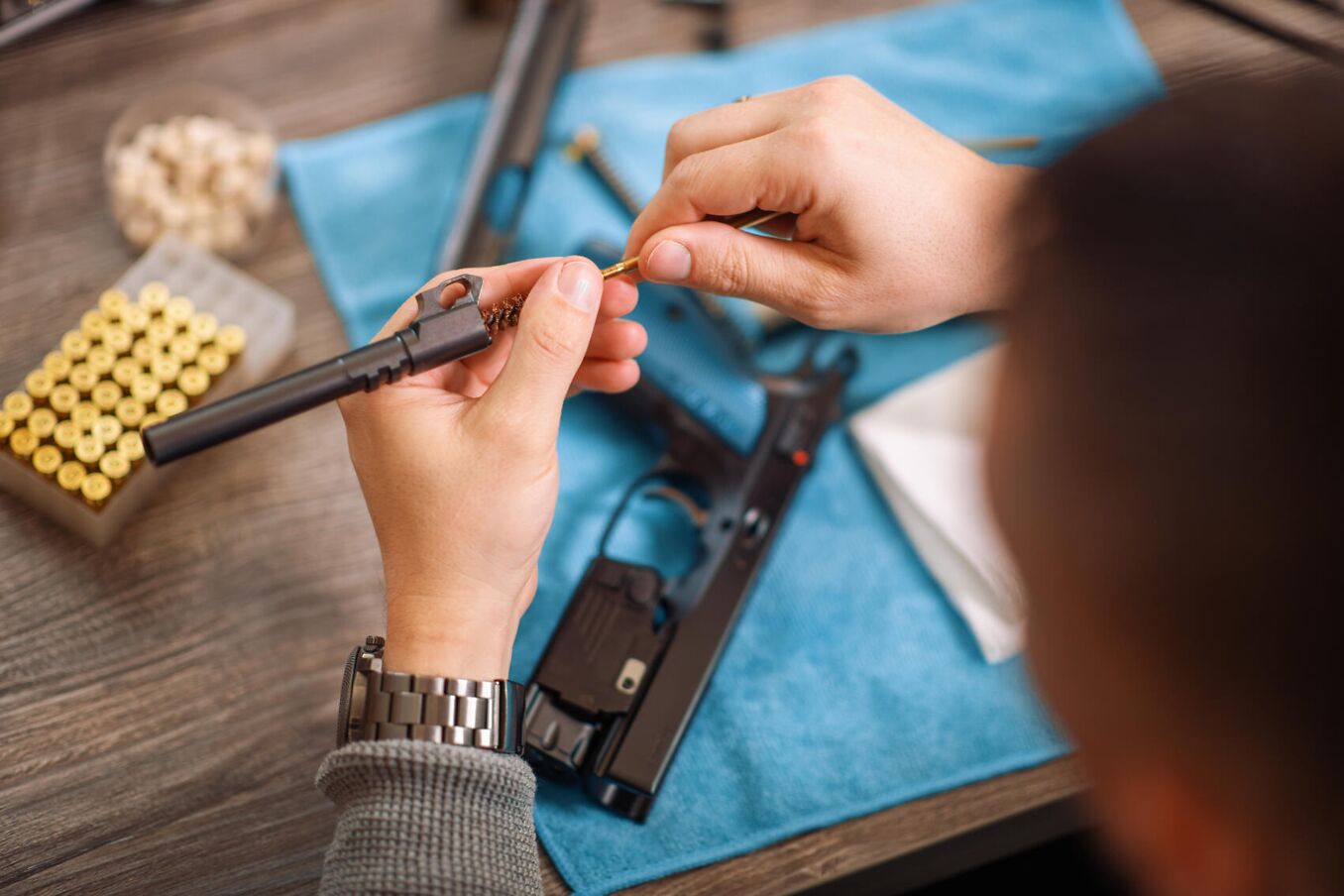 Buechsenmacher fuehrt eine Reparatur durch