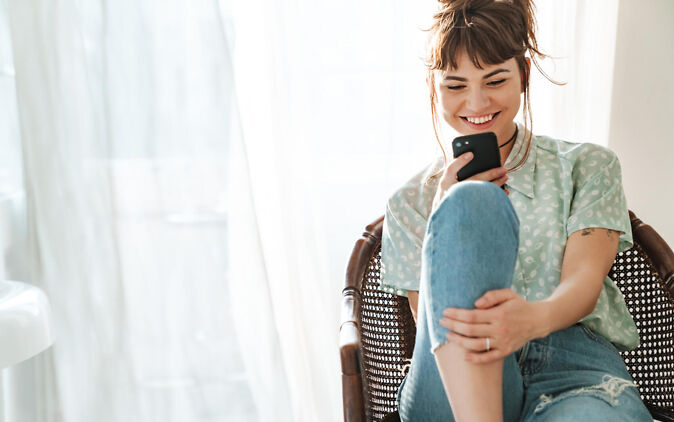 Welcher Beruf passt zu mir? Junge Frau mit Smartphone Welcher Beruf passt zu mir? Junge Frau mit Smartphone