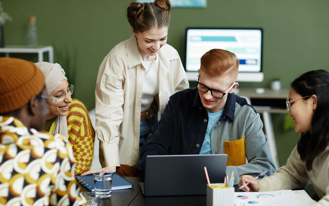 Junge Menschen suchen die bestbezahlten Berufe Junge Menschen suchen die bestbezahlten Berufe