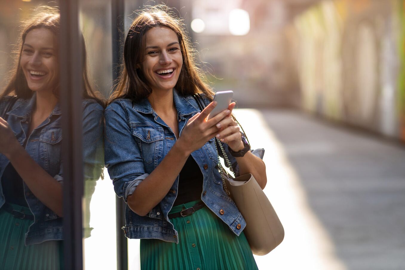 Berufswahltest - junge Frau mit Smartphone lächelt