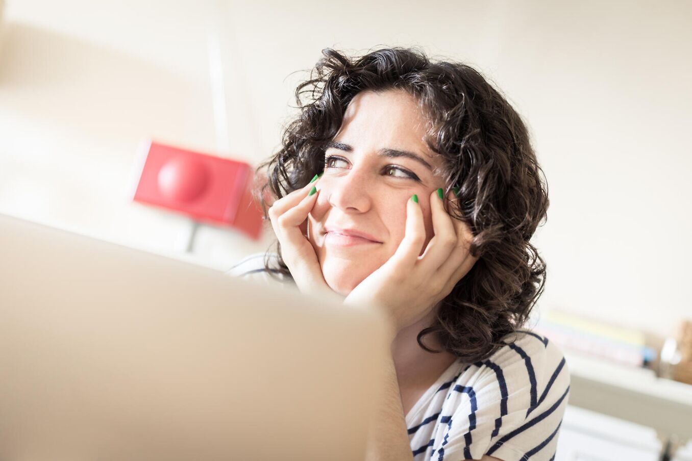 Junge Frau hat Online-Bewerbung am Laptop abgeschickt