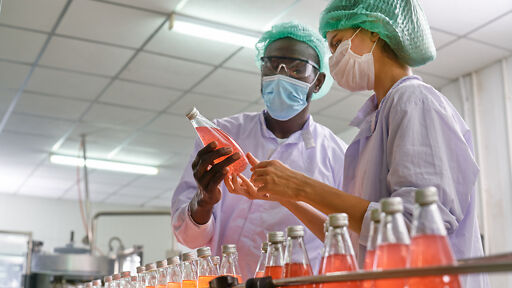 Zwei Lehrlinge im Labor in ihrer Lebensmitteltechnik Lehre Zwei Lehrlinge im Labor in ihrer Lebensmitteltechnik Lehre