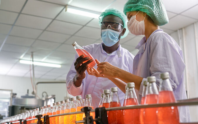 Zwei Lehrlinge im Labor in ihrer Lebensmitteltechnik Lehre Zwei Lehrlinge im Labor in ihrer Lebensmitteltechnik Lehre