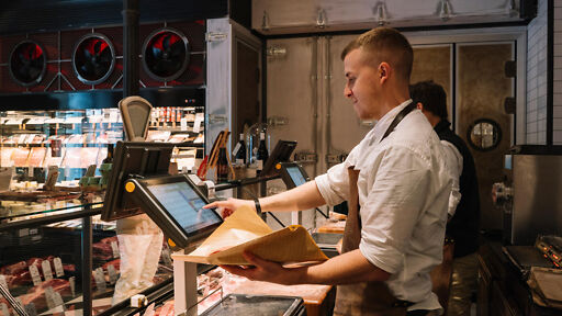 Fachkraft für Fleischverarbeitung bei der Arbeit Fachkraft für Fleischverarbeitung bei der Arbeit