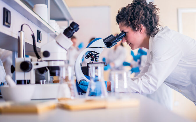 Junge Frau im Labor bei ihrer Lehre Labortechnik Junge Frau im Labor bei ihrer Lehre Labortechnik