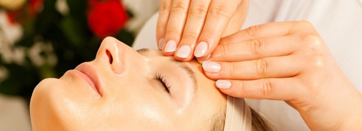 Kosmetikerin bei der Gesichtspflege