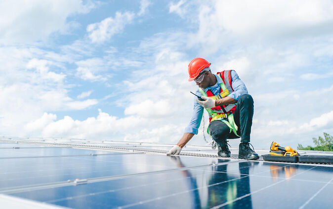 Fernwärmetechnik – Fernwärmetechniker wartet Solaranlage Fernwaermetechnik – Fernwaermetechniker wartet Solaranlage