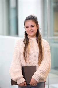 Milica (15), Bürokauffrau