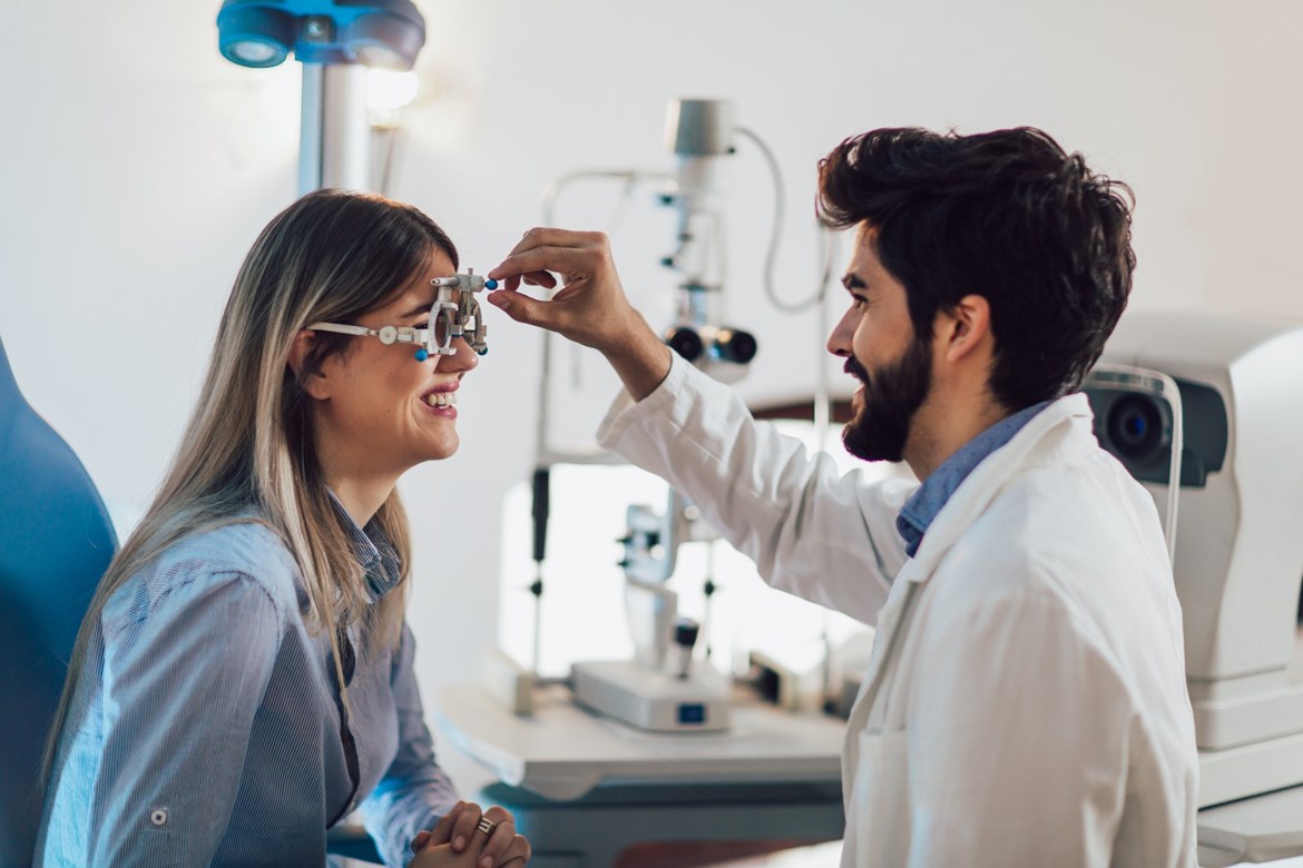 Augenoptiker bei der Arbeit Augenoptiker bei der Arbeit