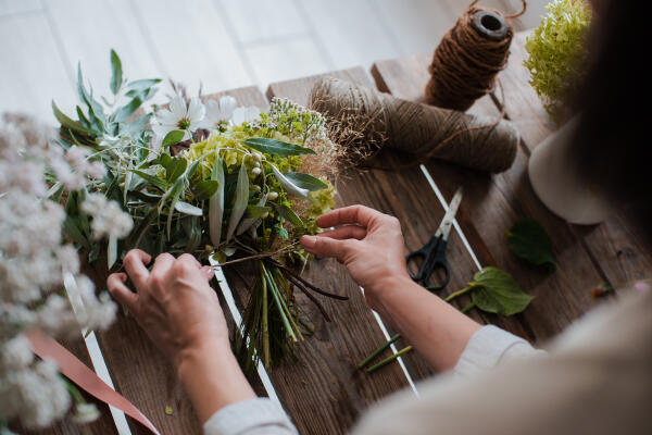 Blumen zu Gestecken und Sträußen verarbeiten