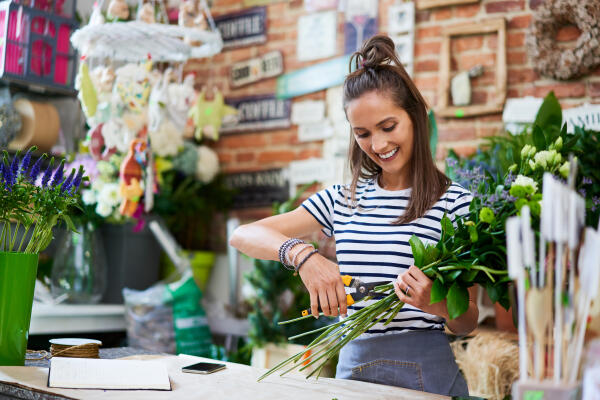 Arbeit mit Garten- und Hilfsgeräten