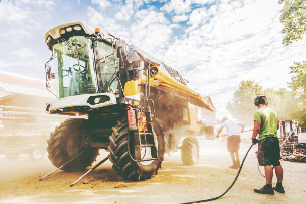 Landmaschinentechniker arbeiten im Freien