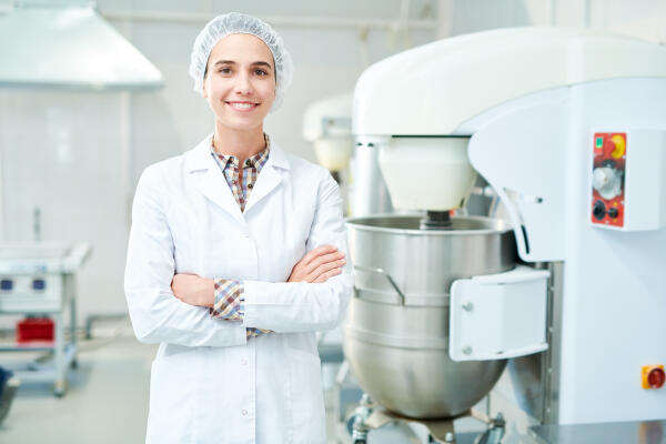 Arbeit in Küchen- und Verkaufsräumen