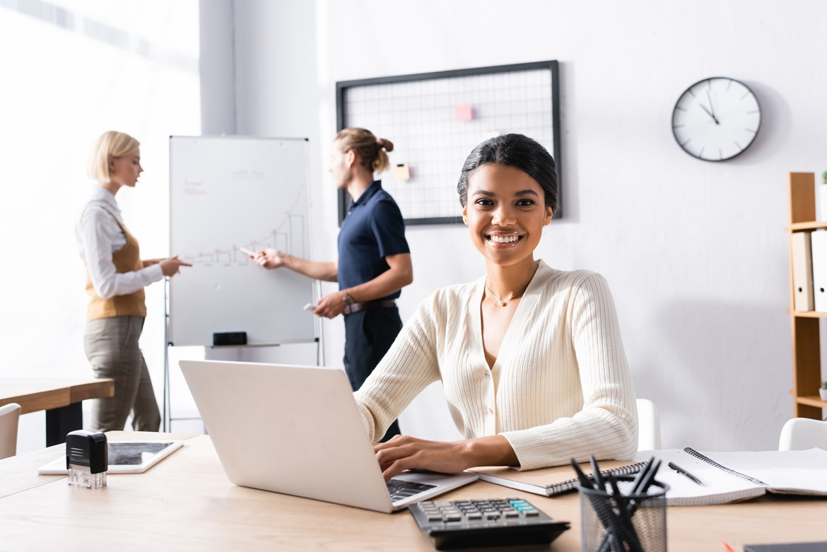 E-Commerce-Kauffrau bei der Arbeit E-Commerce-Kauffrau bei der Arbeit