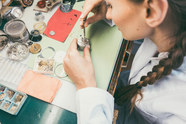 Präzises und sorgfältiges Arbeiten an Uhrwerken